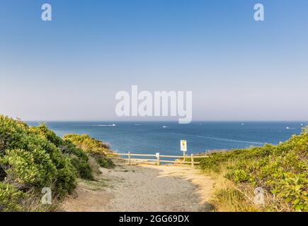 Trail im Camp Hero mit Blick auf den Ozean Stockfoto