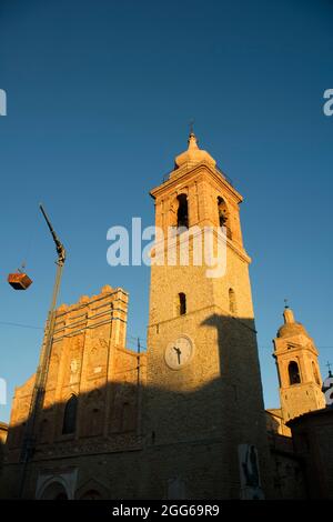 Wiederauffüllungsarbeiten nach dem Erdbeben der Stiftskirche in San Ginesio Macerata Stockfoto