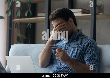 Verärgerte verzweifelte Mann mit Problemen mit Geldverschwendung Stockfoto