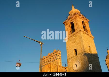 Wiederauffüllungsarbeiten nach dem Erdbeben der Stiftskirche in San Ginesio Macerata Stockfoto