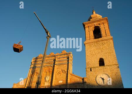 Wiederauffüllungsarbeiten nach dem Erdbeben der Stiftskirche in San Ginesio Macerata Stockfoto