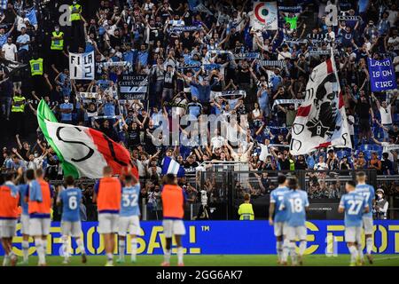 Roma, Italien. August 2021. Fans von Latium während der Serie A Fußballspiel zwischen SS Lazio und Spezia Calcio im Olimpico-Stadion in Rom (Italien), 28. August 2021. Foto Antonietta Baldassarre/Insidefoto Kredit: Insidefoto srl/Alamy Live News Stockfoto