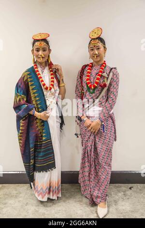 Sunbury-on-Thames, Surrey 29. August 2021 Asan dumi Rai (R) und Romiyan Limbu (L) mit traditionellen Kleidern aus dem Osten Nepals in der nepalesischen Mela im Kempton Park Paul Quezada-Neiman/Alamy Live News Stockfoto