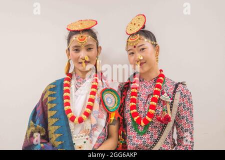 Sunbury-on-Thames, Surrey 29. August 2021 Asan dumi Rai (R) und Romiyan Limbu (L) mit traditionellen Kleidern aus dem Osten Nepals in der nepalesischen Mela im Kempton Park Paul Quezada-Neiman/Alamy Live News Stockfoto