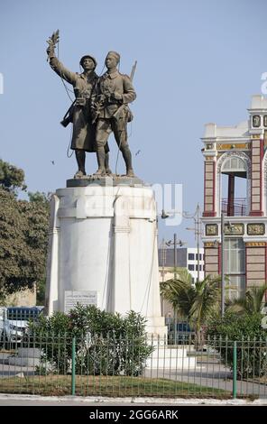 Senegal, Dakar-Stadt, Askari-Denkmal am Bahnhof Les Chemins de Fer du Senegal, Askari ist ein Begriff für die einheimischen senegalesischen Soldaten, die in der französischen Kolonialarmee dienen / Askari Denkmal am Bahnhof Les Chemins de Fer du Senegal der Bahnlinie Dakar-Bamako, Askari ist ein Begriff für einheimische Söldner, die für die französische koloniale Truppe kämpften Stockfoto