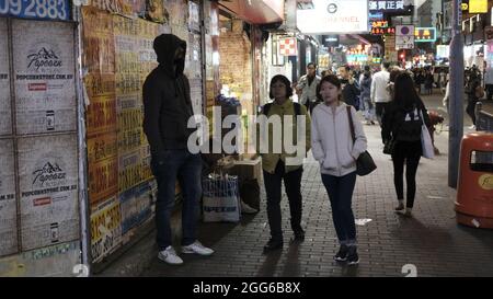 Drogendealer steht an einer Straßenecke im Ladies Market Mongkok Kowloon Hongkong Stockfoto