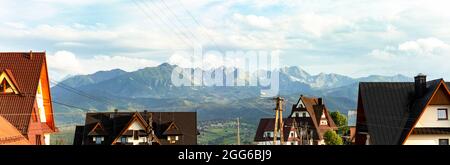 Tatra-Gebirge, Tatry-Gebirge hohe Auflösung HQ Panorama Vollansicht, polnische Seitenlandschaft, Pensionen Gebäude Tourismus. Urlaub in Europa Stockfoto