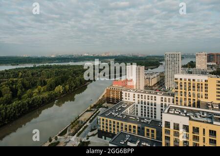 Morgenansicht von Nowosibirsk von oben. Stockfoto