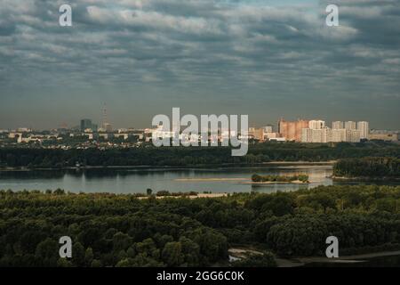 Morgenansicht von Nowosibirsk von oben. Stockfoto