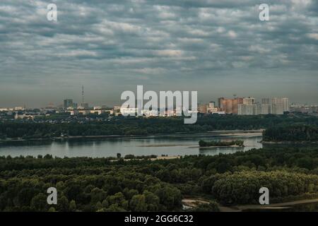 Morgenansicht von Nowosibirsk von oben. Stockfoto
