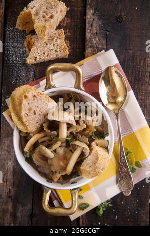 Präsentation Markup von Pilzsuppe in Pioppini auf schwarzem Tisch Stockfoto