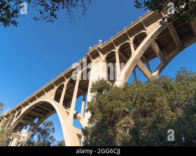 Brücke mit offenem Turmfalken von unten gesehen. Stockfoto