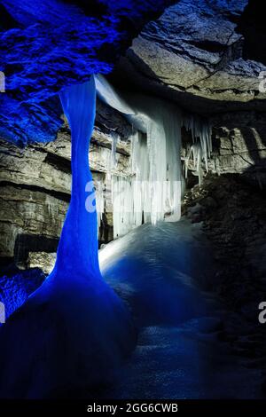 Kungur-Eishöhlen im Sommer mit künstlicher Beleuchtung. Stockfoto