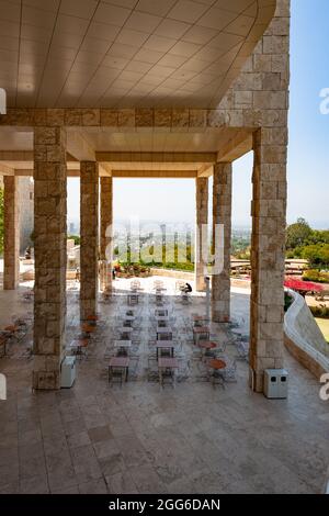 Los Angeles, CA / USA - 1. Juni 2018: Das Open-Air Garden Terrace Cafe über dem Central Garden mit Blick auf die Bucht von Santa Monica ist ein muss. Stockfoto