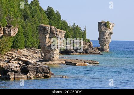 Die beiden Felssäulen erheben sich aus den Gewässern der Georgian Bay auf der Insel Flowerpot im fünf National Marine Park, Lake Huron, Kanada Stockfoto