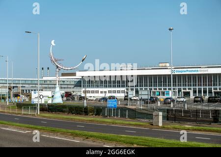 Glasgow Prestwick Airport, Außen- und Eingangsbereich; Schottland, mit der Statue Celestial Navigator (1997) von Carole Grey. Fünfsprachiges Laufwerk auf linkem Schild. Stockfoto