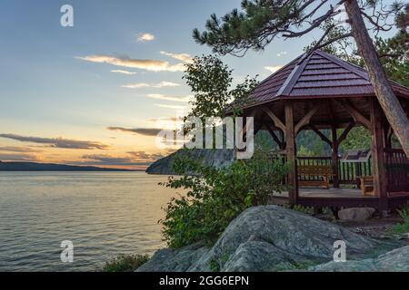 Sonnenuntergang auf dem Saguenay Fjord von Sainte Rose du Nord, einem kleinen Dorf in Quebec, Kanada Stockfoto