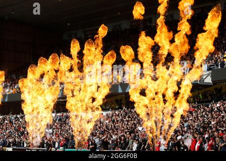 Wolverhampton, Großbritannien. August 2021. Fans und Flammen vor dem Premier League-Spiel in Molineux, Wolverhampton. Bildnachweis sollte lauten: Darren Staples/Sportimage Credit: Sportimage/Alamy Live News Credit: Sportimage/Alamy Live News Stockfoto