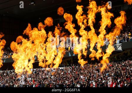 Wolverhampton, Großbritannien. August 2021. Fans und Flammen vor dem Premier League-Spiel in Molineux, Wolverhampton. Bildnachweis sollte lauten: Darren Staples/Sportimage Credit: Sportimage/Alamy Live News Credit: Sportimage/Alamy Live News Stockfoto