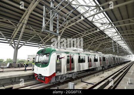 Eine elektrische U-Bahn-Bahn hat ihre erste offizielle Fahrt auf den Viadukten in einem Testlauf für Dhakas neuen Nahverkehrsdienst gemacht. Dhaka, Bangladesch, am 29. August 2021. Foto von Habibur Rahman/ABACAPRESS.COM Stockfoto