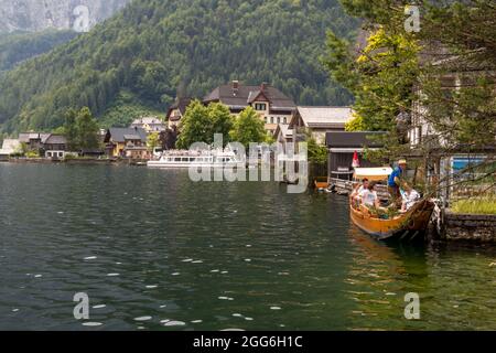 Schiff tou auf dem Hallstätter See Stockfoto