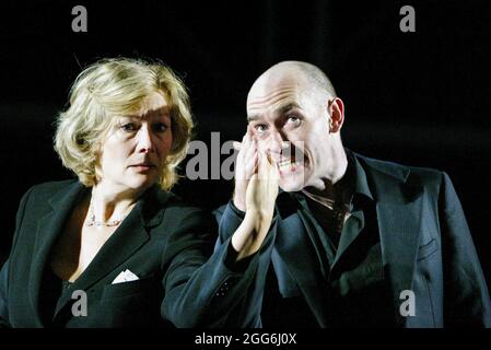 Diane Fletcher (Gertrude), George Anton (Hamlet) in HAMLET von Shakespeare am Royal Lyceum Theatre, Edinburgh 20/08/2003 A Birmingham Repertory Theatre & Edinburgh International Festival Koproduktion Dramaturg: Xavier Zuber Musik: Karl Daymond Design: Ariane Isabell Unfried & Rifail Ajdarpasic Beleuchtung: Rick Fisher Tanzlehrer: James Cooper Kämpfe: Nichola Hall Regie: Calixto Bieito Stockfoto