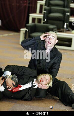 (Top) George Anton (Hamlet), Lex Shrapnel (Laertes) in HAMLET von Shakespeare im Royal Lyceum Theatre, Edinburgh 20/08/2003 A Birmingham Repertory Theatre & Edinburgh International Festival Koproduktion Dramaturg: Xavier Zuber Musik: Karl Daymond Design: Ariane Isabell Unfried & Rifail Ajdarpasic Beleuchtung: Rick Fisher Tanzlehrer: James Cooper Kämpfe: Nichola Hall Regisseur: Calixto Bieito Stockfoto