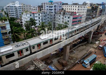 Der erste U-Bahn-Zug Bangladeschs während seines ersten förmlichen Probefahrens auf dem Viadukt in der Hauptstadt hat am 29. August 2021 in Dhaka, Bangladesch, begonnen. Obwohl die U-Bahn eine Höchstgeschwindigkeit von 110 km/h haben wird, wird der Zug im Rahmen des Leistungstests vorerst mit einer Geschwindigkeit von fünf km/h fahren. Dann wird die Geschwindigkeit schrittweise erhöht. Schließlich wird der Zug mit einer Geschwindigkeit von 25 km fahren Stockfoto