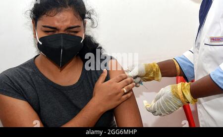 Guwahati, Indien. August 2021. Eine Gesundheitsarbeiterin verabreicht einer Frau in einem Impfzentrum in Guwahati, Indien, eine Dosis COVID-19-Impfstoff, 29. August 2021. Quelle: Str/Xinhua/Alamy Live News Stockfoto