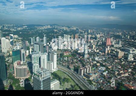22. August 2017. Kuala Lumpur, Malaysia. Die Stadt Kuala Lumpur, von den petronas aus gesehen, erhebt sich an einem sonnigen blauen Himmel in Malaysia. Stockfoto