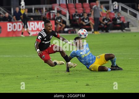 28. August 2021, Washington, District of Columbia, USA: Die DC United-Stürmer YORDY REYNA und der Philadelphia-Verteidiger ALVAS POWELL kämpfen heute am 28. August 2021 im Audi-Feld in Washington DC, USA, gegen den Ball. Endergebnis DC United 3 Philadelphia 1 (Bildquelle: © Lenin Nolly/ZUMA Press Wire) Stockfoto