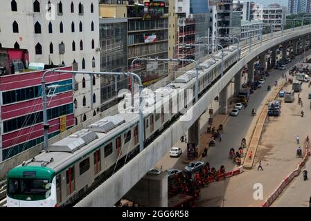 Der erste U-Bahn-Zug Bangladeschs während seines ersten förmlichen Probefahrens auf dem Viadukt in der Hauptstadt hat am 29. August 2021 in Dhaka, Bangladesch, begonnen. Obwohl die U-Bahn eine Höchstgeschwindigkeit von 110 km/h haben wird, wird der Zug im Rahmen des Leistungstests vorerst mit einer Geschwindigkeit von fünf km/h fahren. Dann wird die Geschwindigkeit schrittweise erhöht. Schließlich wird der Zug mit einer Geschwindigkeit von 25 km fahren Stockfoto