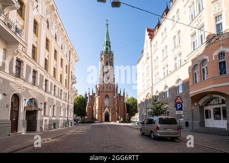 Riga, Lettland. August 2021. Blick auf die Alte Kirche St. Gertrude im Stadtzentrum Stockfoto