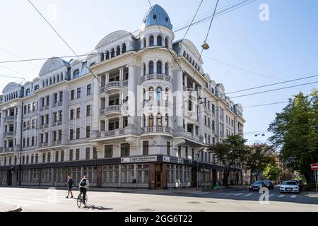 Riga, Lettland. August 2021. Ein Blick von außen auf das Eckhaus Stockfoto