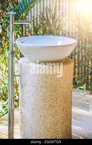 Keramik-Waschbecken im Garten Badezimmer Natur tropisches Design. Stockfoto