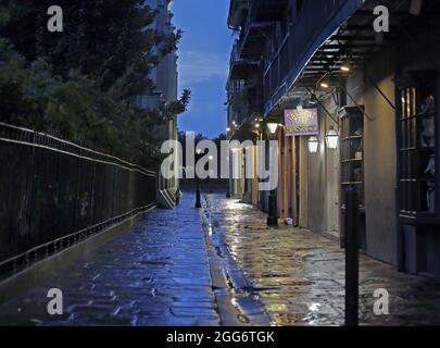 New Orleans, Usa. August 2021. Die Pirate's Alley im französischen Viertel von New Orleans ist leer, als Besucher und Bewohner am Sonntag, dem 29. August 2021, wegen des Hurkans Ida einquartierten. Foto von AJ Sisco/UPI Credit: UPI/Alamy Live News Stockfoto