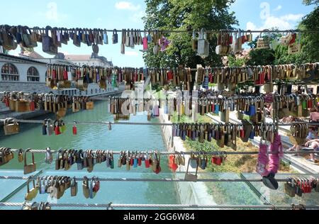 Metzgerbrücke mit Vorhängeschlössern für Liebhaber, Fluss Ljubljanica, Ljubljana Slowenien Stockfoto