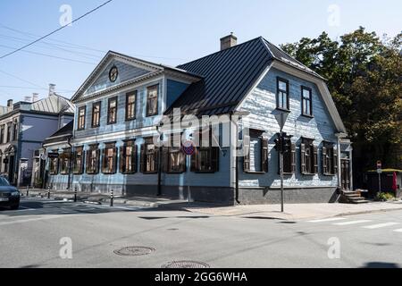 Riga, Lettland. 22. August 2021. Die typischen farbigen Holzhäuser im Stadtzentrum Stockfoto