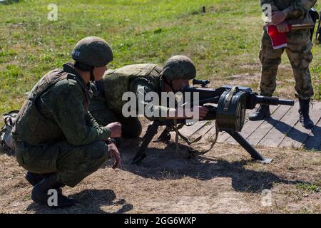 24. August 2018, Aschukino, Region Moskau, Russland: Ein Soldat in der Position, der einen AGS-17-Granatwerfer anvisieren soll, Während einer zweiwöchigen Trainingseinheit der Granatwerfer für militärische Einheiten des Zentralbezirks der Truppen der russischen Nationalgarde haben die Soldaten ihre Kenntnisse über den technischen Teil der Granatwerfer AGS-17 und RPG-7 vertieft und am Ende des Trainingslagers die Schießtests bestanden. Kontrollfeuer Übung 1 von AGS-17 und 2 von RPG-7 alle Granatwerfer bestanden mit hohen Noten. (Bild: © Mihail Siergiejevicz/SOPA Images via ZUMA Press Wire) Stockfoto