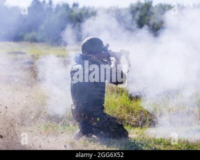 Aschukino, Russland. August 2018. Ein Soldat mit einem RPG-7 in der Position schießt.im Dorf Aschukino, Region Moskau, fand eine zweiwöchige Trainingseinheit für Granatwerfer von Militäreinheiten des Zentralbezirks der Truppen der russischen Nationalgarde statt. Die Soldaten haben ihre Kenntnisse über den technischen Teil der Granatwerfer AGS-17 und RPG-7 vertieft und am Ende des Trainingslagers die Schießtests bestanden. Kontrollfeuer Übung 1 von AGS-17 und 2 von RPG-7 alle Granatwerfer bestanden mit hohen Noten. Kredit: SOPA Images Limited/Alamy Live Nachrichten Stockfoto