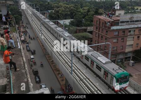 Luftaufnahme von Menschen während der ersten offiziellen Probefahrt auf den Überpassungsschienen des ersten Metro-Zuges von Bangladesch im Gebiet Mirpur am Sonntag. Am 29. August 2021 in Dhaka, Bangladesch. (Sazzad Hossain/Eyepix Group) Stockfoto