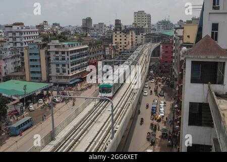 Luftaufnahme von Menschen während der ersten offiziellen Probefahrt auf den Überpassungsschienen des ersten Metro-Zuges von Bangladesch im Gebiet Mirpur am Sonntag. Am 29. August 2021 in Dhaka, Bangladesch. (Sazzad Hossain/Eyepix Group) Stockfoto