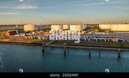 Rotterdam, Südholland, Niederlande - 13. Mai 2019: Industrie und Fährterminal im Beneluxhaven von Europoort Stockfoto