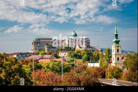 Blick auf die Kirche St. Katharina von Alexandria und die Budaer Burg vom Gellert-Hügel. Budapest, Ungarn. Herbst 2018. Stockfoto