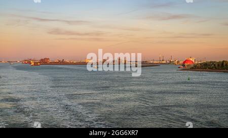 Rotterdam, Südholland, Niederlande - 13. Mai 2019: Abendlicht über dem Europoort Stockfoto