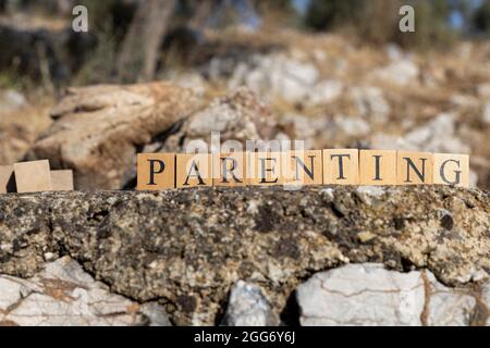 Das Wort der Eltern wurde aus Holzwürfeln erschaffen. Fotografiert an der Wand. Nahaufnahme. Stockfoto