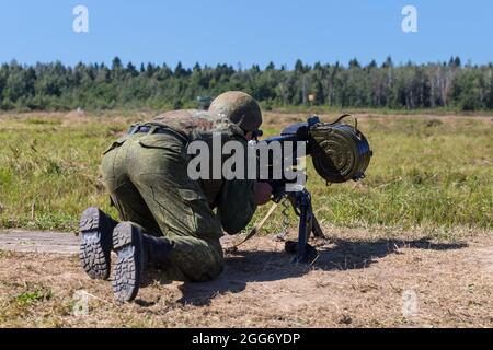 Aschukino, Russland. August 2018. Ein Soldat in der Position, der einen AGS-17-Granatwerfer anvisiert, während einer zweiwöchigen Schulung von Granatwerfer für militärische Einheiten des Zentralbezirks der Truppen der russischen Nationalgarde.die Soldaten haben ihre Kenntnisse über den technischen Teil der AGS-17- und RPG-7-Granatwerfer konsolidiert und Am Ende des Trainingslagers, bestanden die Schießprüfungen. Kontrollfeuer Übung 1 von AGS-17 und 2 von RPG-7 alle Granatwerfer bestanden mit hohen Noten. (Foto von Mihail Siergiejevicz/SOPA images/Sipa USA) Quelle: SIPA USA/Alamy Live News Stockfoto