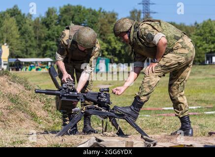 Aschukino, Russland. August 2018. Soldaten, die einen Granatwerfer der Serie AGS-17 während einer zweiwöchigen Schulung der Granatwerfer für militärische Einheiten des Zentralbezirks der russischen Nationalgarde in Position geladen hatten.die Soldaten haben ihre Kenntnisse über den technischen Teil der Granatwerfer der Serie AGS-17 und RPG-7 vertieft und Am Ende des Trainingslagers, bestanden die Schießprüfungen. Kontrollfeuer Übung 1 von AGS-17 und 2 von RPG-7 alle Granatwerfer bestanden mit hohen Noten. (Foto von Mihail Siergiejevicz/SOPA images/Sipa USA) Quelle: SIPA USA/Alamy Live News Stockfoto