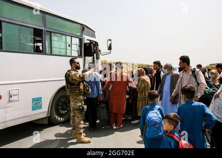 210828-M-JU875-1037 HAMID KARZAI INTERNATIONAL AIRPORT, Afghanistan (28. August 2021) Deutsche Militärs bearbeiten Evakuierungsbevollmächtige am Hamid Karzai International Airport, Afghanistan, 28. August. US-Dienstmitglieder unterstützen das Außenministerium bei der geordneten Inanspruchnahme von designiertem Personal in Afghanistan. (USA Marine Corps Foto von CPL. Davis Harris) Stockfoto