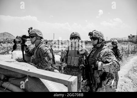 210828-M-JU875-1028 HAMID KARZAI INTERNATIONAL AIRPORT, Afghanistan (28. August 2021) Marineinfanteristen, die der 24. Marine Expeditionary Unit zugeordnet sind, und deutsche Militärmitglieder verhören ein Eingangstor am Hamid Karzai International Airport, Afghanistan, 28. August. US-Dienstmitglieder unterstützen das Außenministerium bei einer nicht-kämpferischen Evakuierungsoperation (NEO) in Afghanistan. (USA Marine Corps Foto von CPL. Davis Harris) Stockfoto